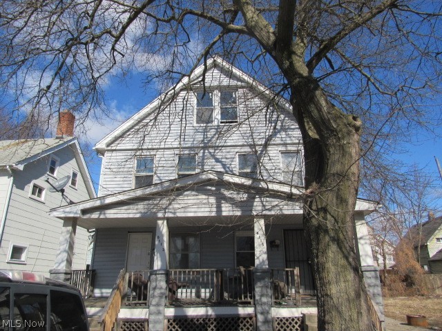 Spacious duplex, perfect for homeowner and investor alike, convenient location close to transportation and amenities. Property will not last at this price, be first or be sorry!  4/9.... There are multiple offers on the property and the offer and highest and best deadline is Monday 4/12 at 9am. Please make sure that all new offers and offers that are already submitted are their clients highest and best.