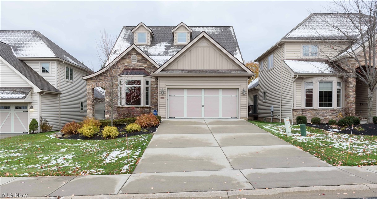 Exceptional River Creek cluster home built in 2015! This home offers 3 bedrooms (1st floor owner's suite with a tiled walk-in shower) a den, 2.5 bathrooms and in the highest of building standards. Quality and workmanship are evident with volume ceilings, walls of windows, custom kitchen with Maple cabinets, stainless steel appliances and granite counters, breakfast bar, engineered hardwood and ceramic flooring. Additional amenities include security system, high efficiency furnace, tankless hot water and private access gate to Acacia parks walking path. This house is minutes away from an abundance of shopping and dining. River Creek is also close to I-271 and Ahuja Medical Center. Schedule your private showing today!
