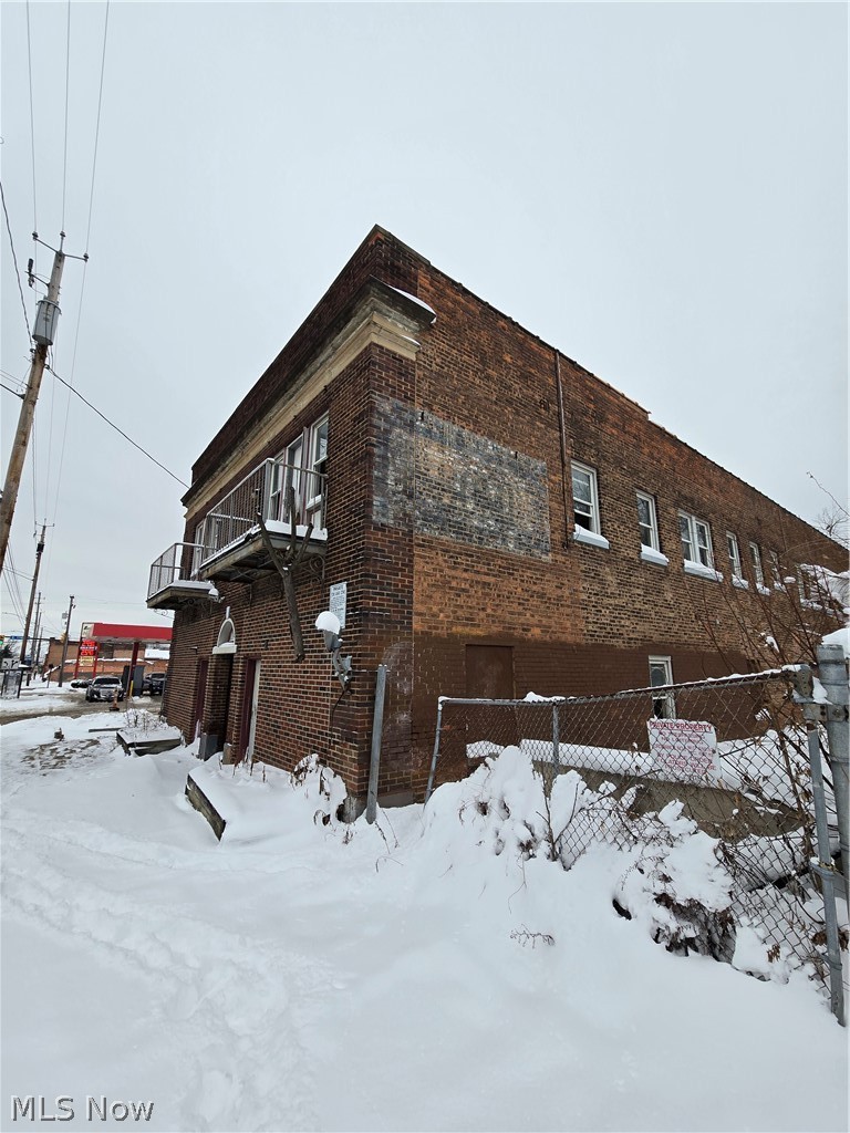 This is a rare opportunity to acquire a substantial multiplex in the heart of the 44105 zip code. Built in 1920, this 8-unit building offers the scale and footprint necessary for a high-yield Fix & Flip or a long-term BRRRR strategy.
Core Property Details, 2-Story Brick Apartment Building. Total Units: 8 Units (Potential for 16 Bedrooms / 8 Bathrooms)