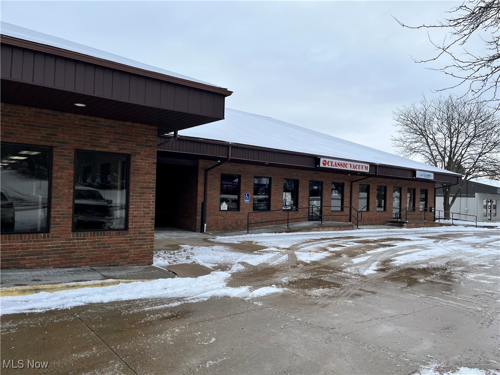 Great space located in Cleveland Road Plaza -behind on the lower level. 1750 sq ft. Conference room, restrooms, garage door.