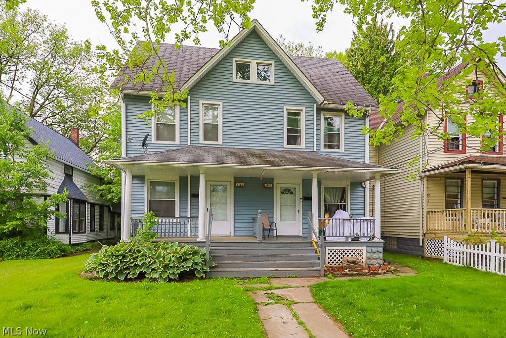 Cash flowing duplex in fantastic location.