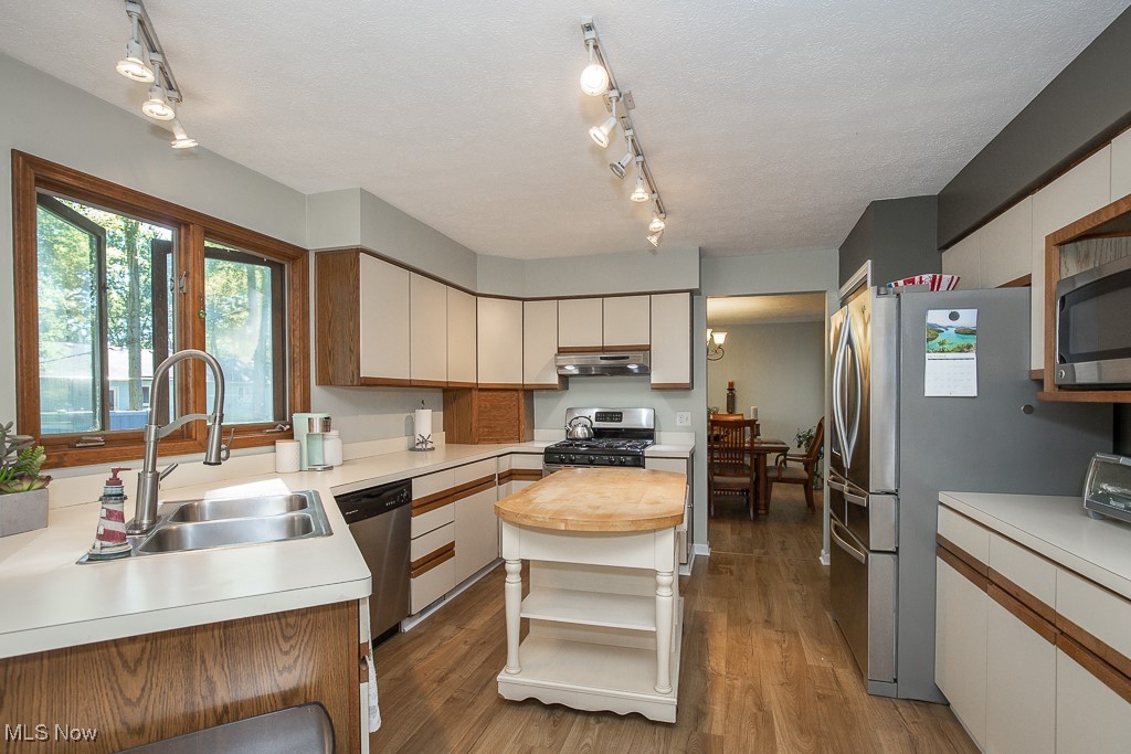 James Realty - Residential