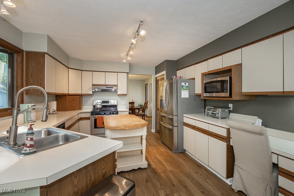 James Realty - Residential