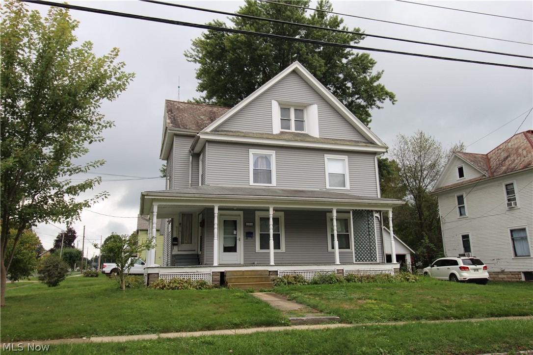 1 or 2 Br unit on the first floor of an older home. Beautiful woodwork, equipped kitchen, laundry hookups, 1 car garage. Must fill out an application before all showings.