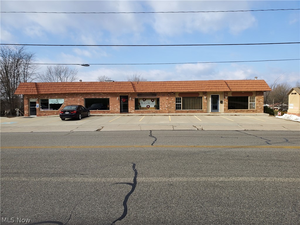 1600 square foot office/retail space on busy High Street. Conveniently located very near I76 and downtown Wadsworth. Owner pays all utilities and maintains outside of the building and common area restrooms.