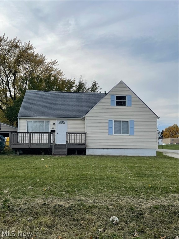 Move in ready! Updated with newer carpet flooring, tile, paint. This comfortable 3 bedroom with main suite bedroom on main floor has Excellent investment opportunity ! Close to all amenities ; shopping, banking, schools. Great location.