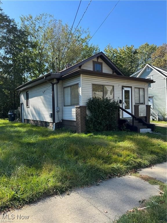 Nice updated 2 bedroom home that is close to public transportation and amenities. Updated kitchen, fresh neutral paint, newer wood-look plank flooring, and appliances are included.