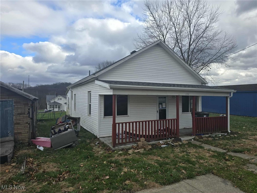 Cozy 3 bed 1 bath home located in Franklin Local School District. First floor laundry room. The home also has a large backyard with access to an alley that could provide easy entrance for a new garage or shed.