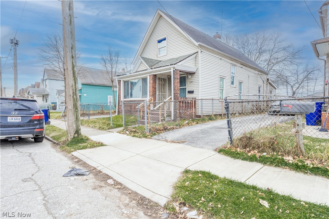 Calling all investors!! 5 bedroom/ 1 bathroom single family. Perfect opportunity to add cash flowing property to your portfolio. CMHA Tenant occupied at $1,155 monthly. Annual rent $13,860
Available as part of a package as well. Please do not disturb tenants!