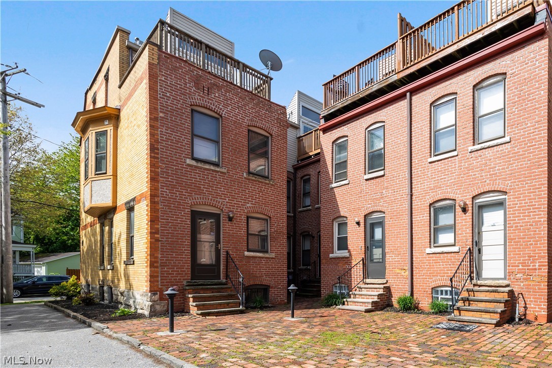 Franklin Terrace Rowhouse Condos - Residential