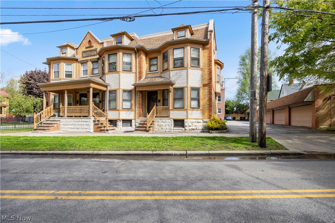 Franklin Terrace Rowhouse Condos - Residential