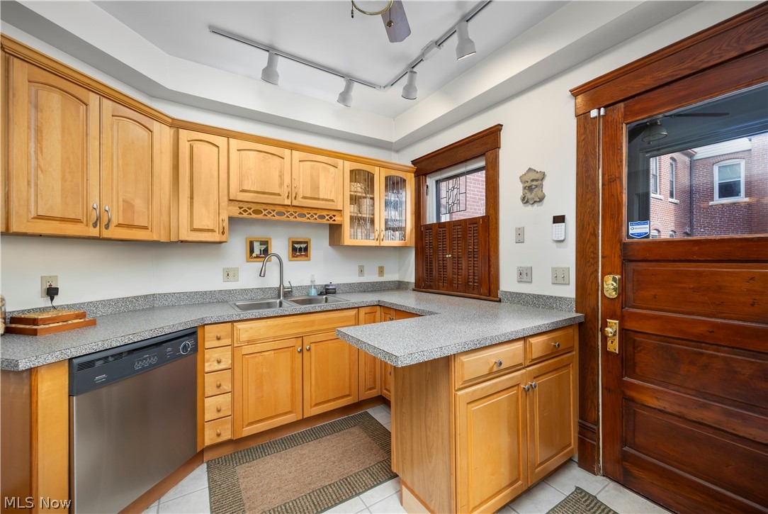 Franklin Terrace Rowhouse Condos - Residential