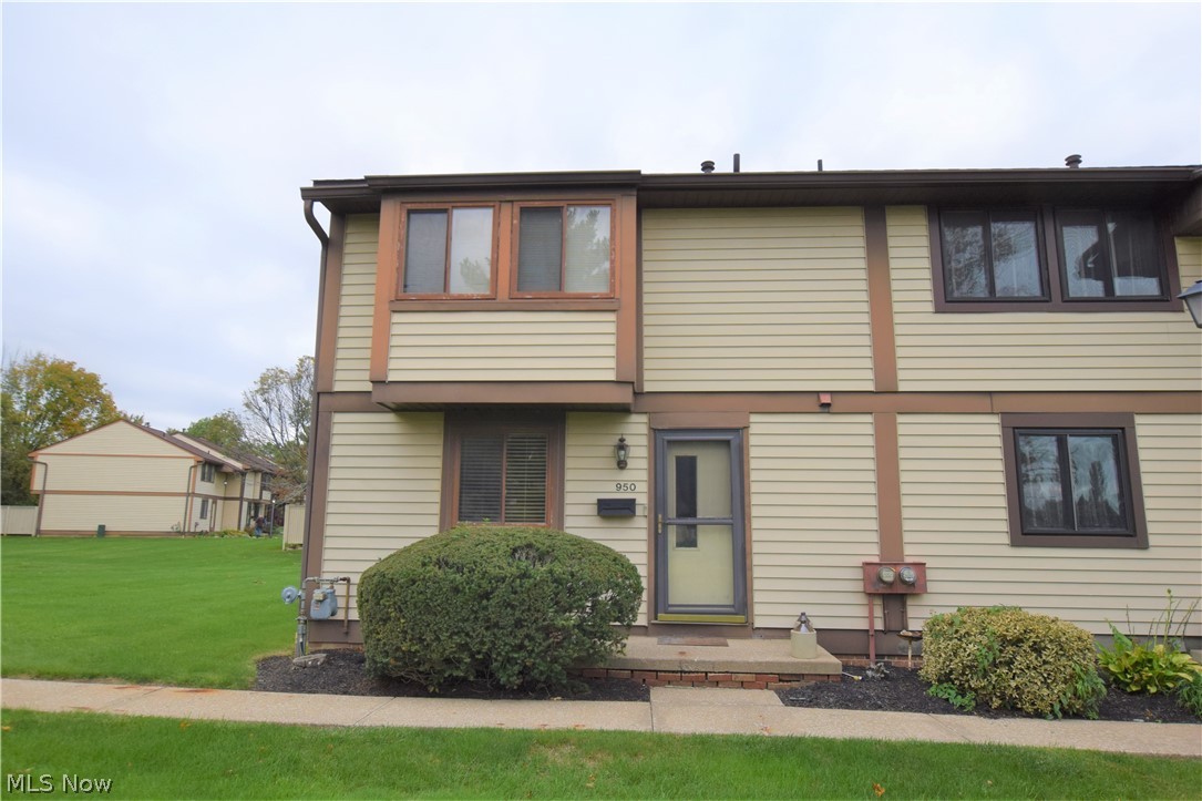 If you're looking for a low-maintenance home, this could be the perfect place for you! This condo is 1,260 sq. ft. with 3 bedrooms and 1.5 bathrooms. The living room is spacious with pretty laminate wood floors and a unique corner fireplace. The convenient detached garage allows you to park your car out of the elements.  Call us today for a private showing!