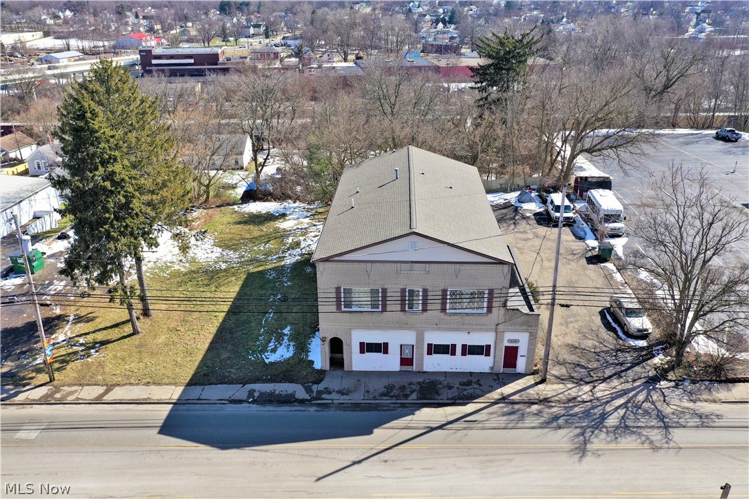 6 Unit brick apartment building...First floor has Two, 2 bedroom units plus common area with coin Washer and Dryer... Individual storage closets for each unit...
Second floor has Four, 1 bedroom apartment...New Roof in 2020.. Updated Electric... Newer HWT 75 gal...