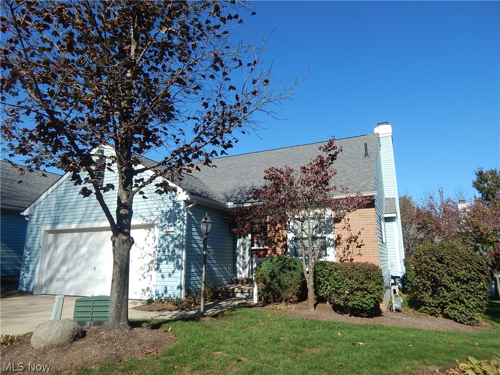 Welcome to Abington Square Condominiums !  Peacefully tucked in a private setting with many conveniences  near by. Close to banks, Acme Fresh Market, post office and much more. Featuring Vaulted Great Room with gas fireplace. Ranch style living all on one level. Full size basement with plenty of storage and excellent possibilities. First floor laundry, fully appliance kitchen and much more. Enjoy the comfort of deck off Sun Room/Den. Attached two car garage. 
Freshly painted interior, a little personnel touches will make this the best value condo available.
