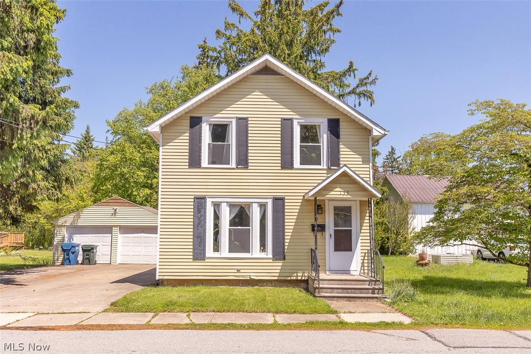 Enjoy quiet living on a dead-end street within walking distance to downtown Amherst! Inside this Cozy 3-bedroom, 1-
bath home you'll find a bright living area with a large front window, newer floors and appliances, and a flexible firstfloor room that works well as an office or a third bedroom, offering options to fit your lifestyle. The second floor
includes two nicely sized bedrooms, one spacious enough for a dedicated workspace or sitting area. The shady
backyard features a garden area and several flowering bushes, including a lilac and viburnum, creating a peaceful
outdoor space. A rear deck provides additional space for relaxing or entertaining. A comfortable home in a desirable
location and school district of Amherst! Schedule your showing today!