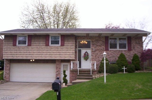 Location , location, 3 BR split entry- F D/R equipped kitchen, rear covered deck & fenced in level lot, 2 car garage & Rec R 1.5 baths. cul de sac