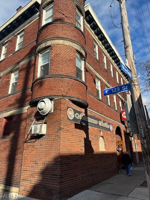 Wonderful second floor, 2 bed, 1 bath apartment overlooking historic Little Italy neighborhood in Cleveland. This unit has been recently updated with new flooring, kitchen bath, paint, appliances and is ready for immediate occupancy.  Very close proximity to restaurants, shopping, University Hosptial & Cleveland Clinic, CWRU and CSU. Request an application and schedule a showing today! Contact Jeff Longo at 440-554-3949 or J.longo@kw.com to schedule a showing.
