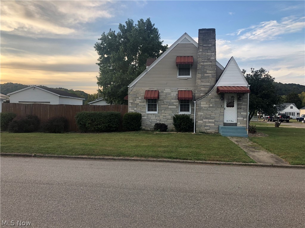 Come see this manageable home with 3 bedrooms, 1.5 baths located on great corner lot.  Partial fenced in yard and screened in back porch allows to entertain guest or just to enjoy relaxing at home.