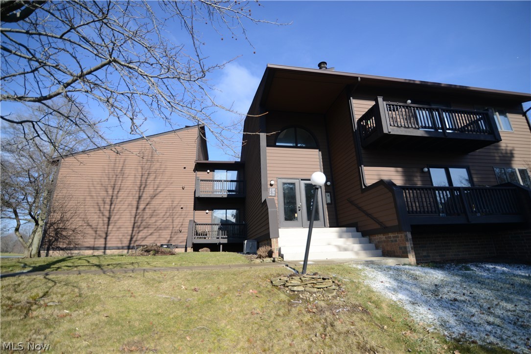 Great condo that has an updated kitchen with all appliances, corian counter tops and ceramic floor.....beautiful hardwood floors thru out the unit...gas fireplace...large master suite with walk in closet and remodeled gorgeous walk in shower.  Another bedroom and bath are also included.  Good sized laundry room with washer and dryer.  2 car parking spaces plus storage unit in the basement.  Walking distance to the Lake Club.