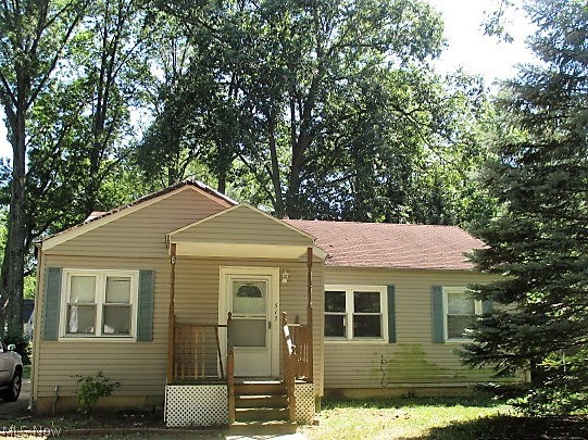Vinyl sided ranch nestled amongst the trees on a desirable side street location is the perfect setting for you to make this house into your dream home! Hardwood floors, ample sized kitchen with plenty of cabinet and counter top space. Living room offers lots of light and space for entertaining. Full basement for storage needs and a 1 car detached garage in the roomy backyard. Homepath Property! Owner occupants can save up to 3% in closing costs with the Home Ready Buyer program. See website for details. Buyer responsible for own due diligence, to make own inquiry and verification of all
property information, condition, tax, square footage, and parcel data. Broker is not liable or responsible to verify any information as all
data in MLS is reflective of public records. Buyers recommended to investigate all data.