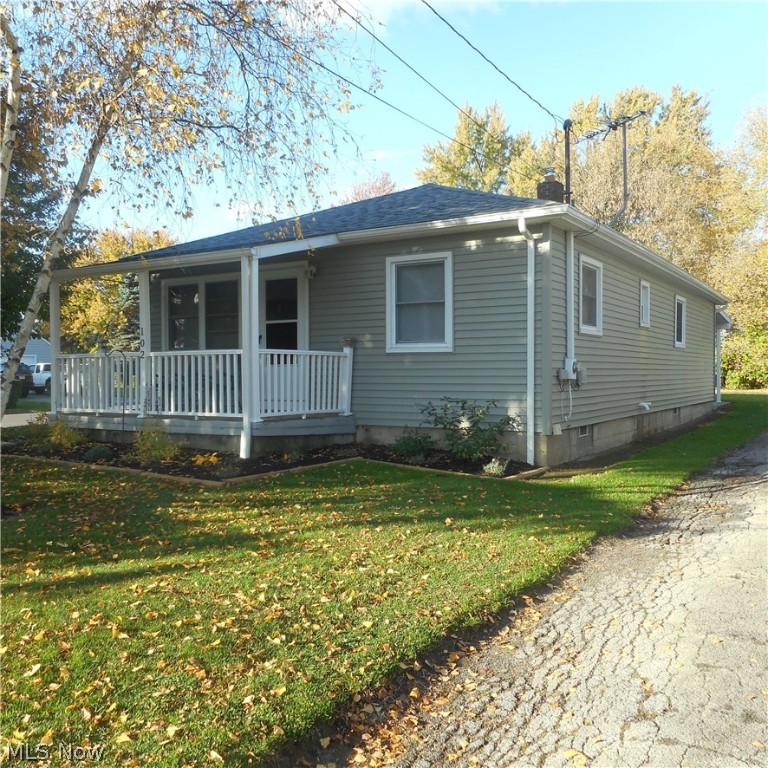 Great home in a great location.
Austintown offers access to the Ohio Turnpike and freeways. Minutes to shopping,restraints, and entertainment.This updated ranch has newer roof, siding,and has a newer carport next to the garage.The double wide driveway takes you to a covered front porch.The remodeled kitchen, includes all appliances , ceramic floors,plenty of cabinets, and a ceiling fans. Enjoy the large living room with a remote controlled ceiling fan.Each of the bedrooms have ceiling fans. Stay cool with central air conditioning.The basement includes a half bath,washer,dryer, and the walls and floor have been painted.
Consider making this your home.