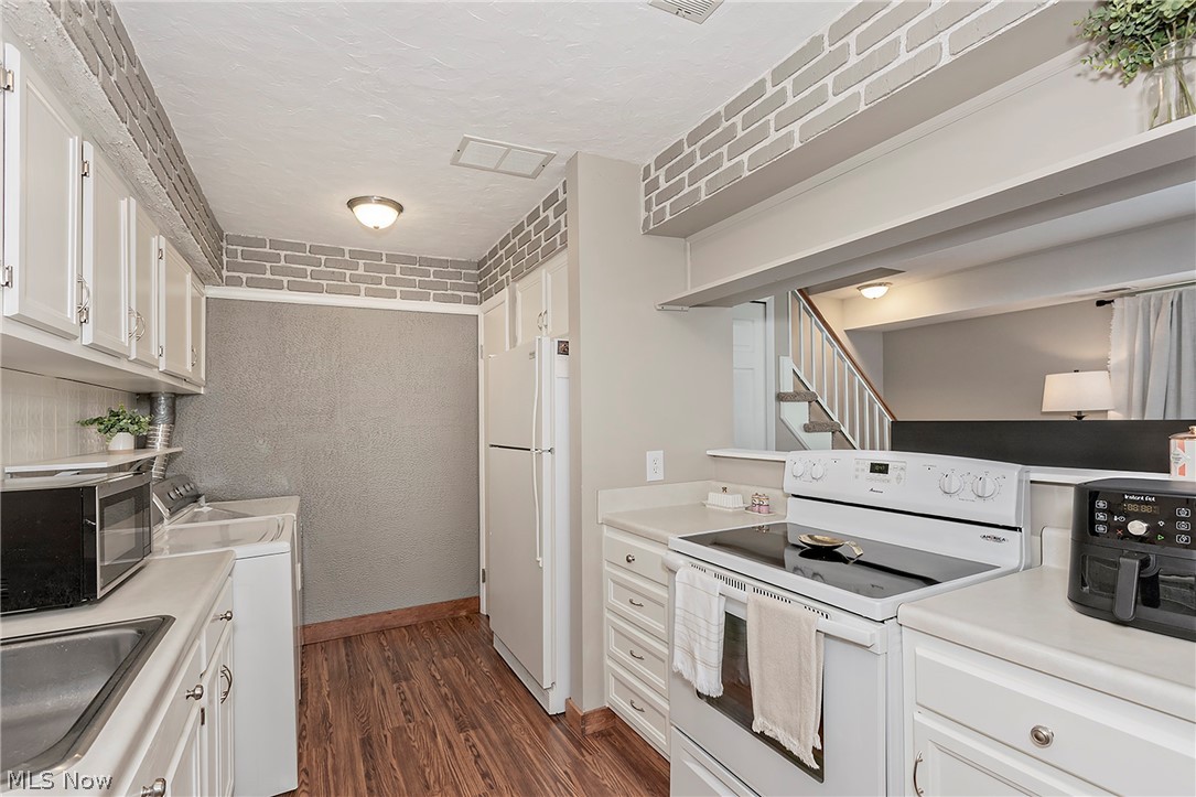 Ivy Hill/Aurora Shores Condo - Residential