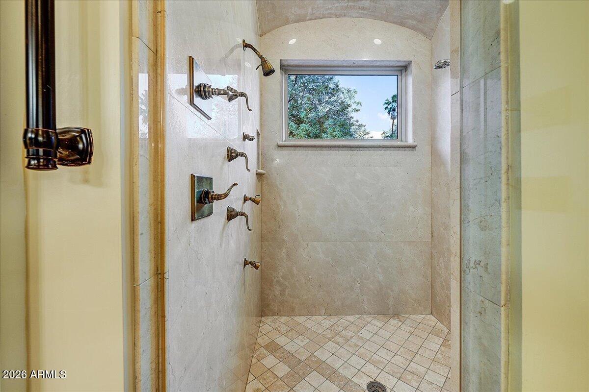 PARADISE VALLEY COUNTRY ESTATES - Residential
