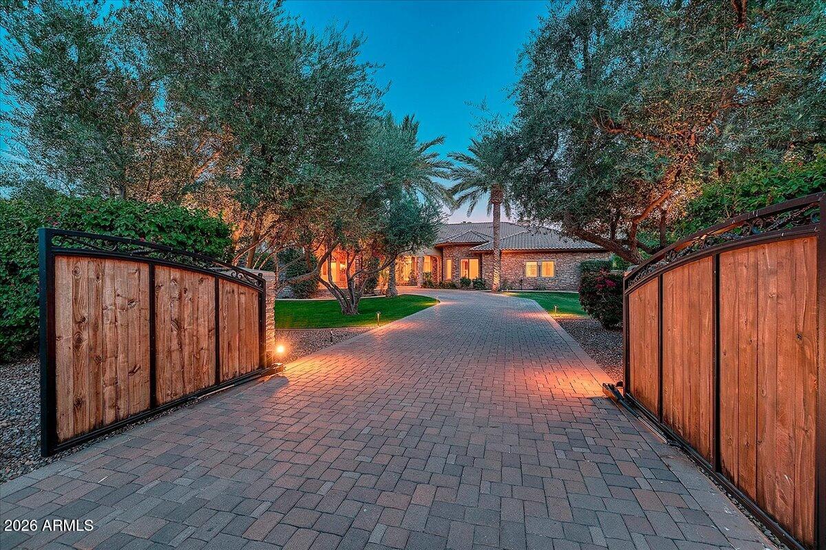 PARADISE VALLEY COUNTRY ESTATES - Residential