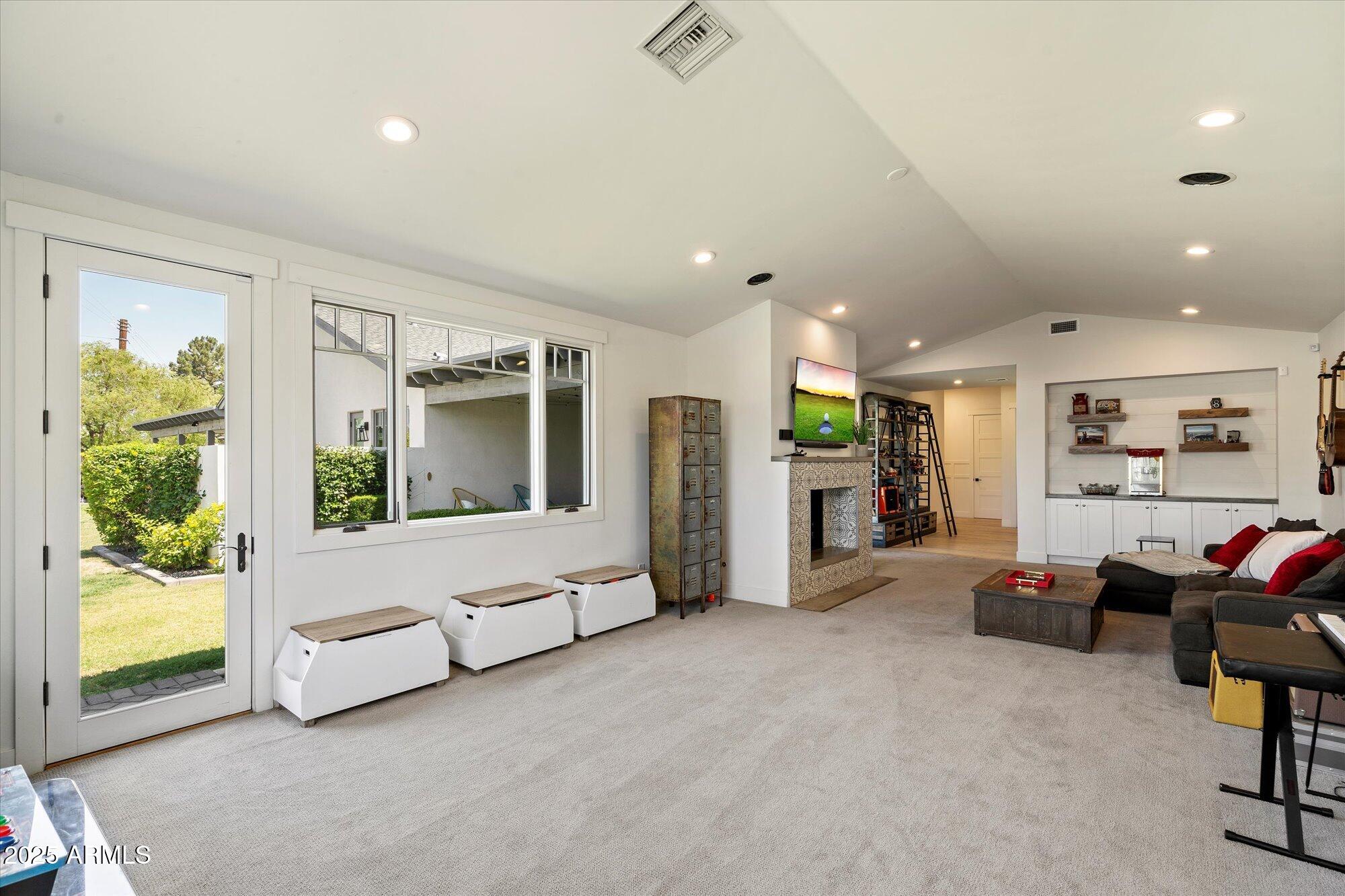 ADDISON MANOR - Residential