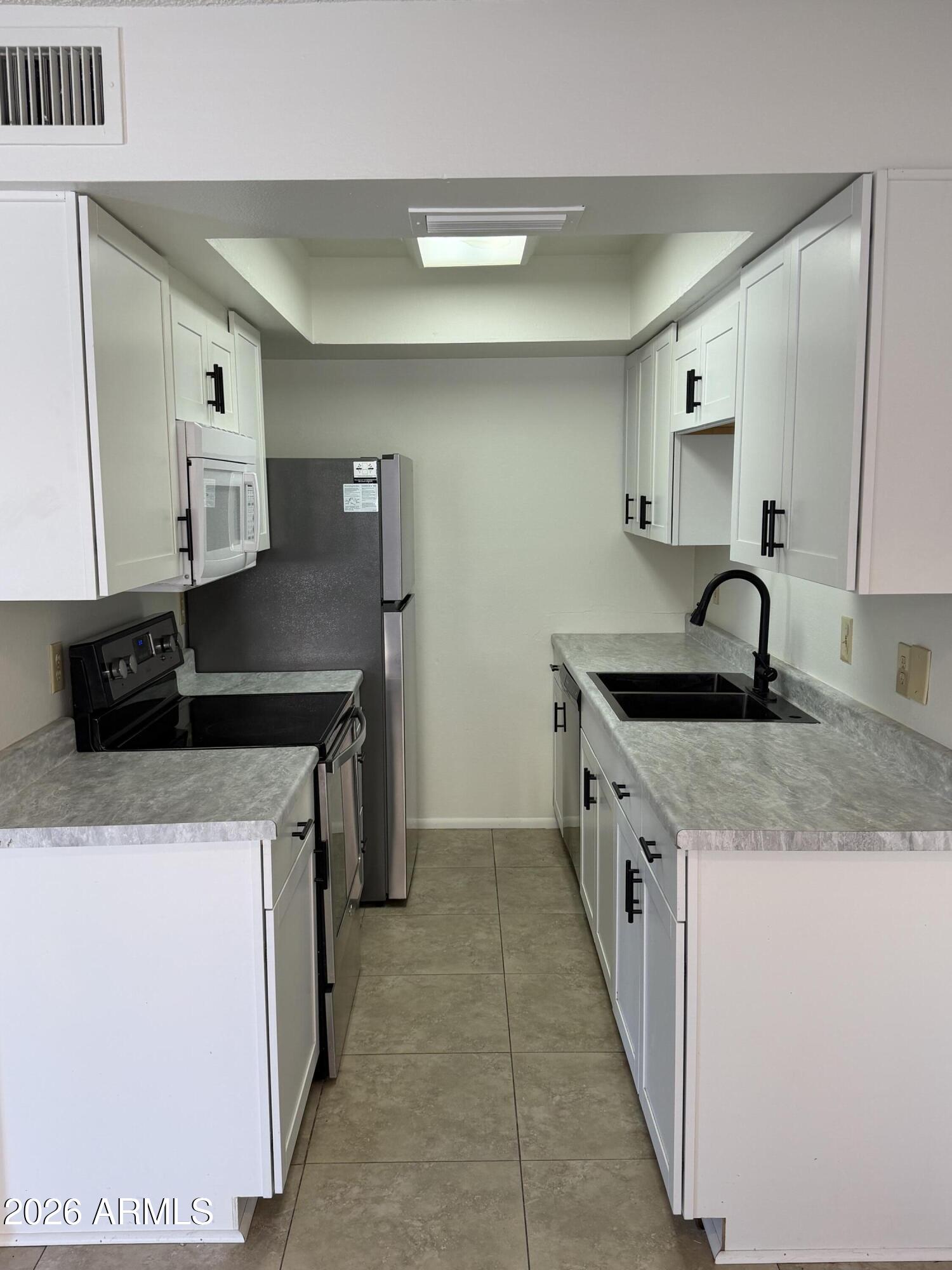 A Chandler gem in a location that makes life easy. This move in ready townhome features brand new carpet, fresh interior paint, updated window treatments, and a remodeled kitchen with shaker cabinets and modern finishes.Just steps from the community pool, greenbelts, and guest parking, plus quick highway access to get anywhere in the Valley.
Clean, updated, convenient, and ready for its next owner. Message me for details or a private tour!