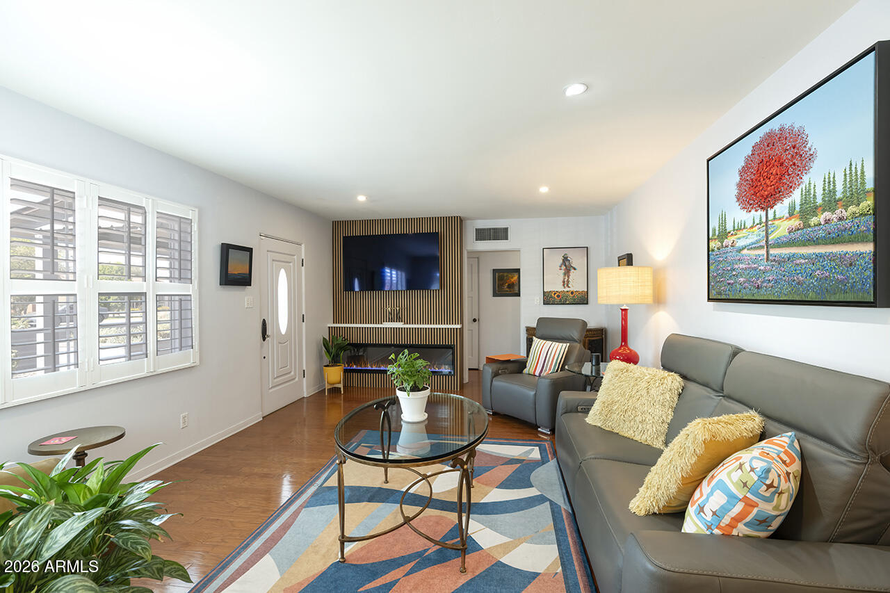 LOU MAR VISTA - Residential