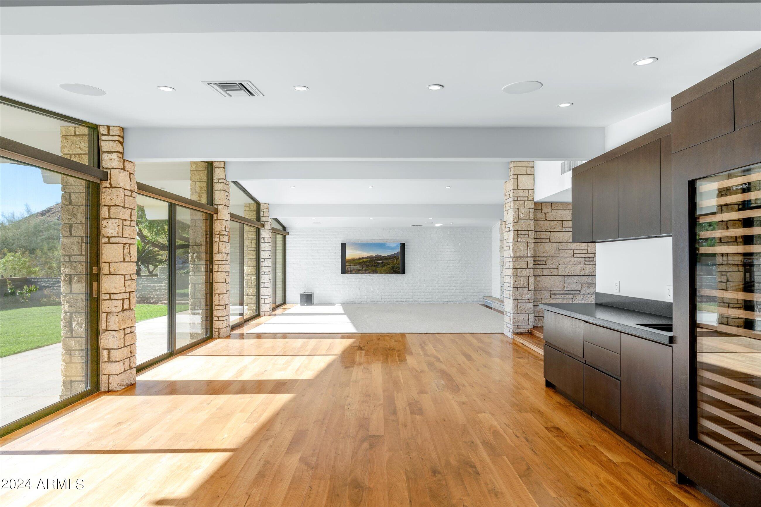 ROLLING HILLS - Residential