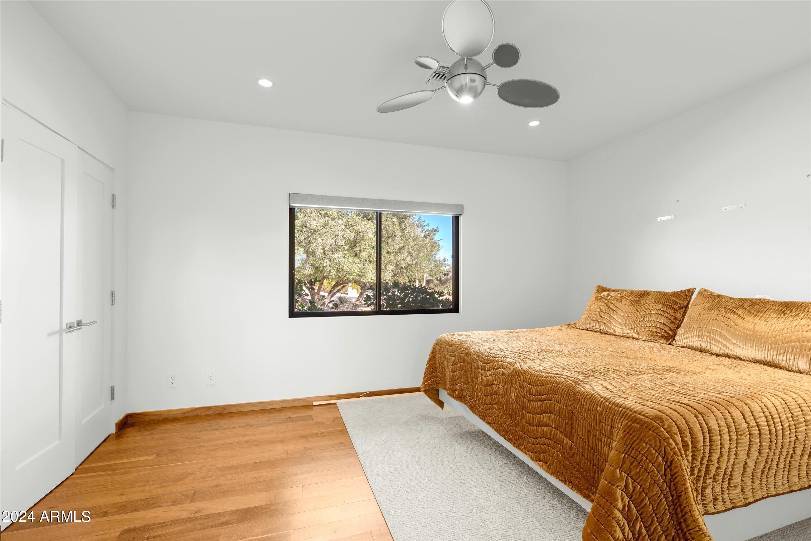 ROLLING HILLS - Residential