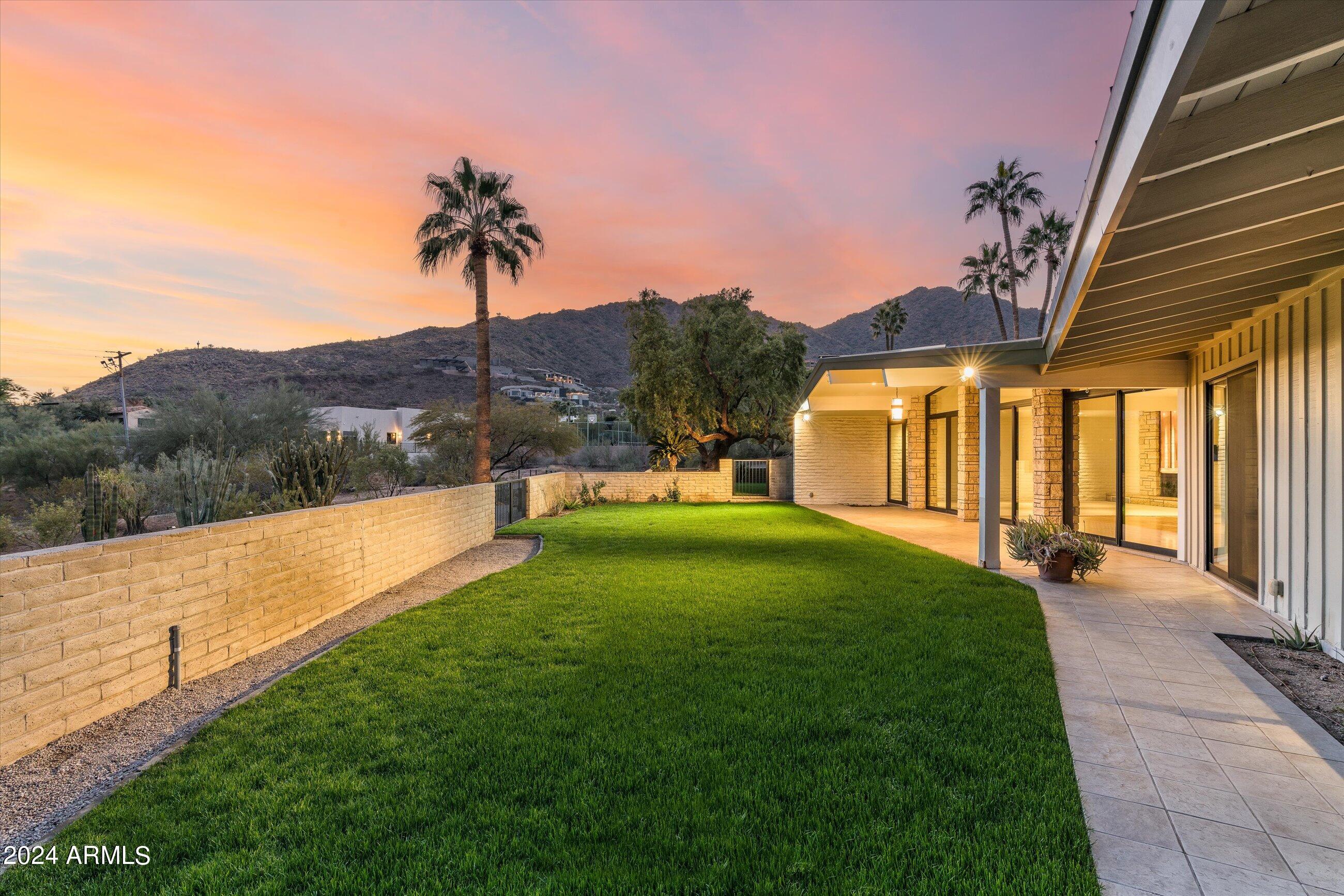 ROLLING HILLS - Residential