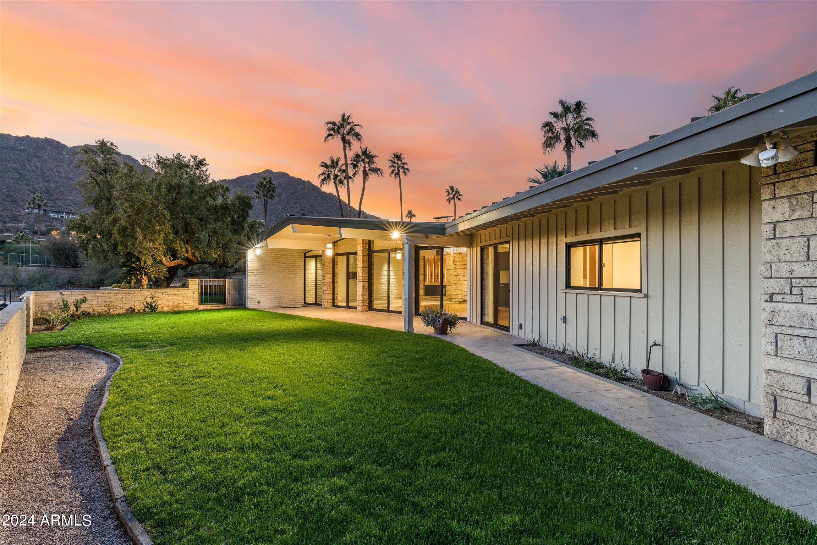 ROLLING HILLS - Residential