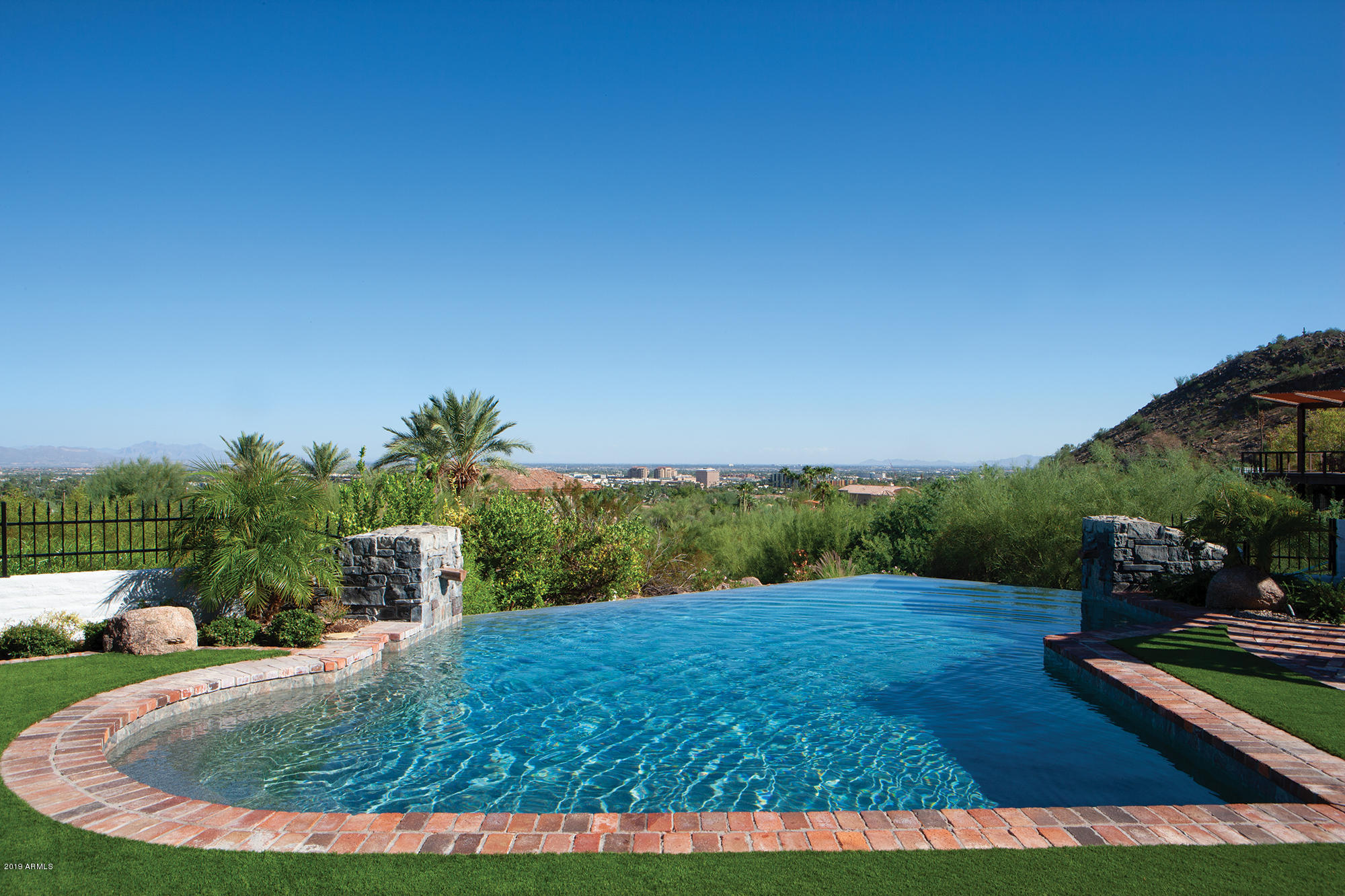 ROLLING HILLS - Residential