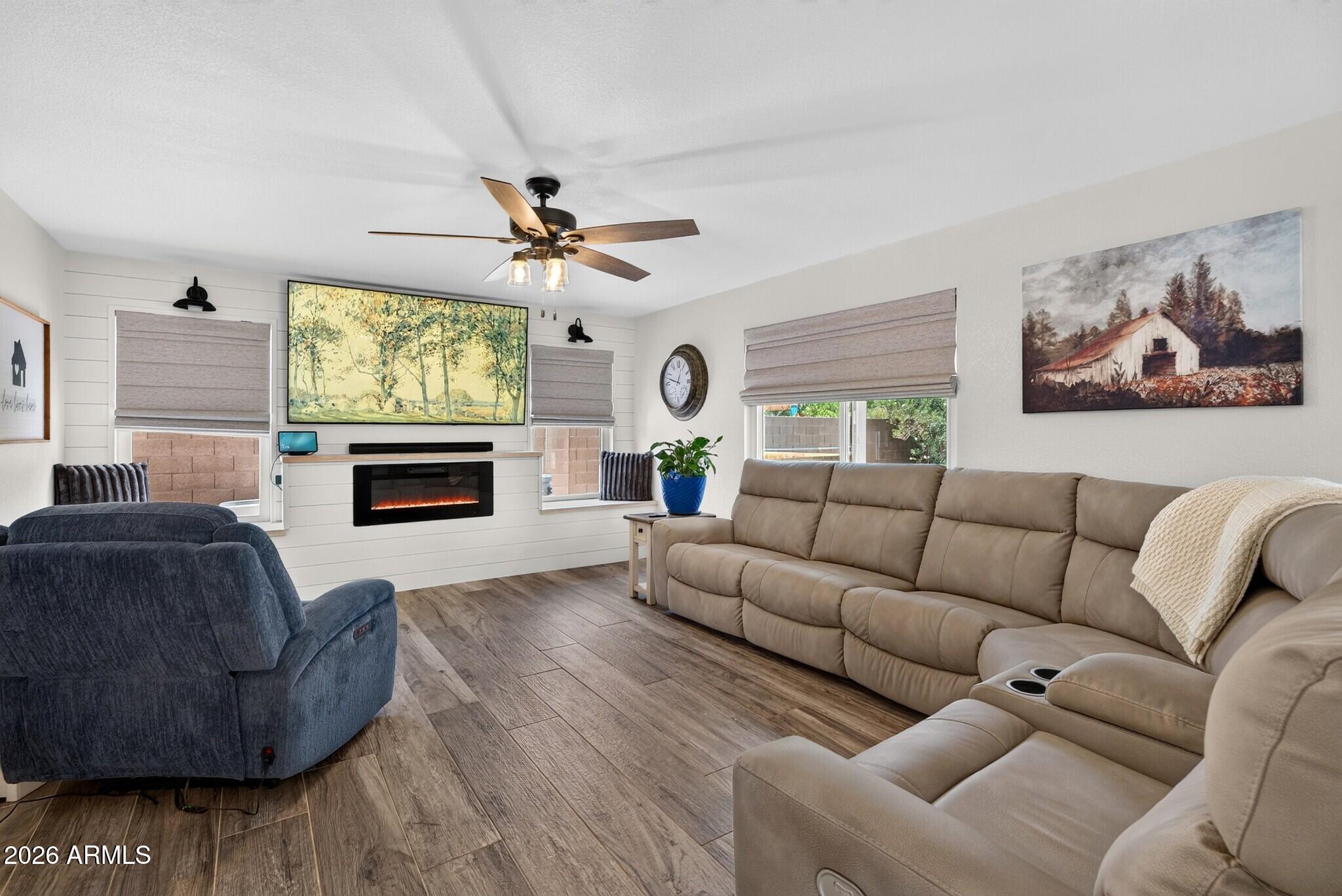 VAL VISTA - Residential