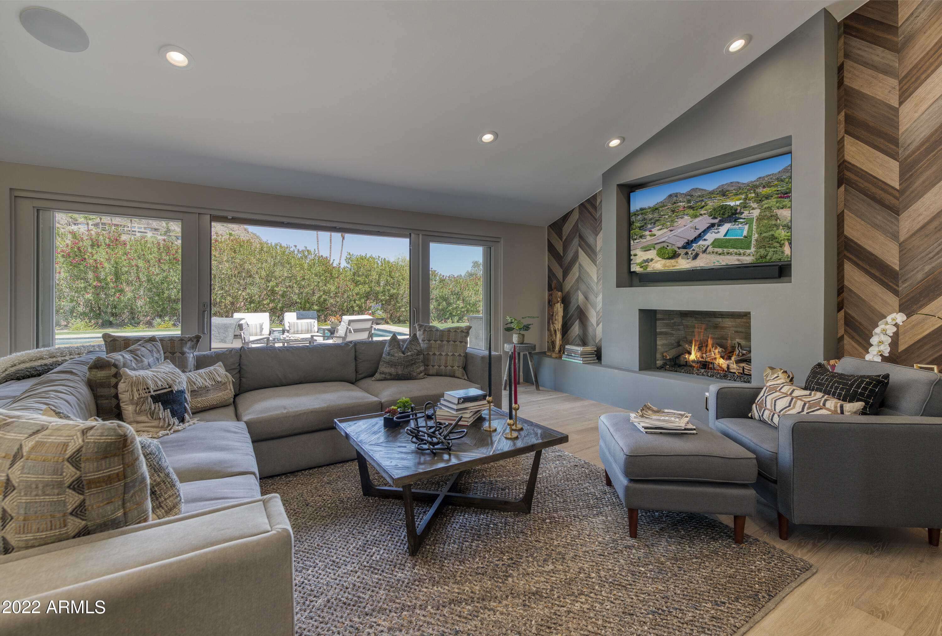 PARADISE VALLEY COUNTRY ESTATES - Residential