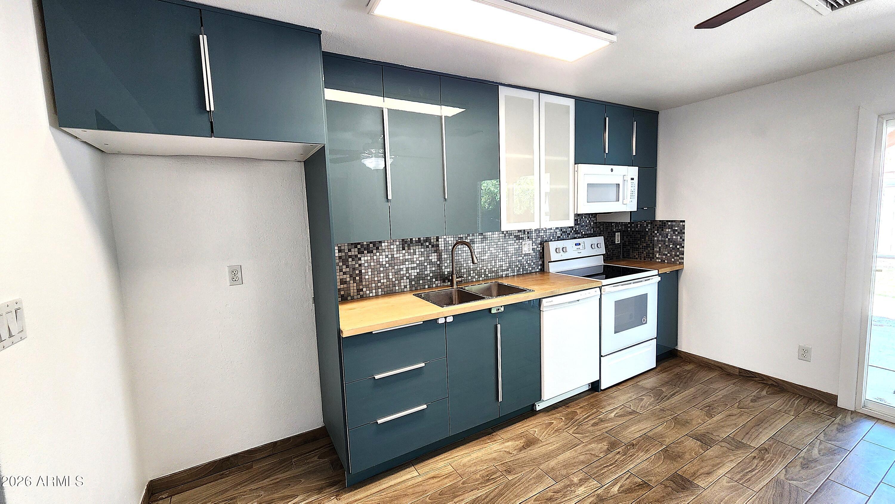 PARADISE VALLEY OASIS NO. 10 - Residential