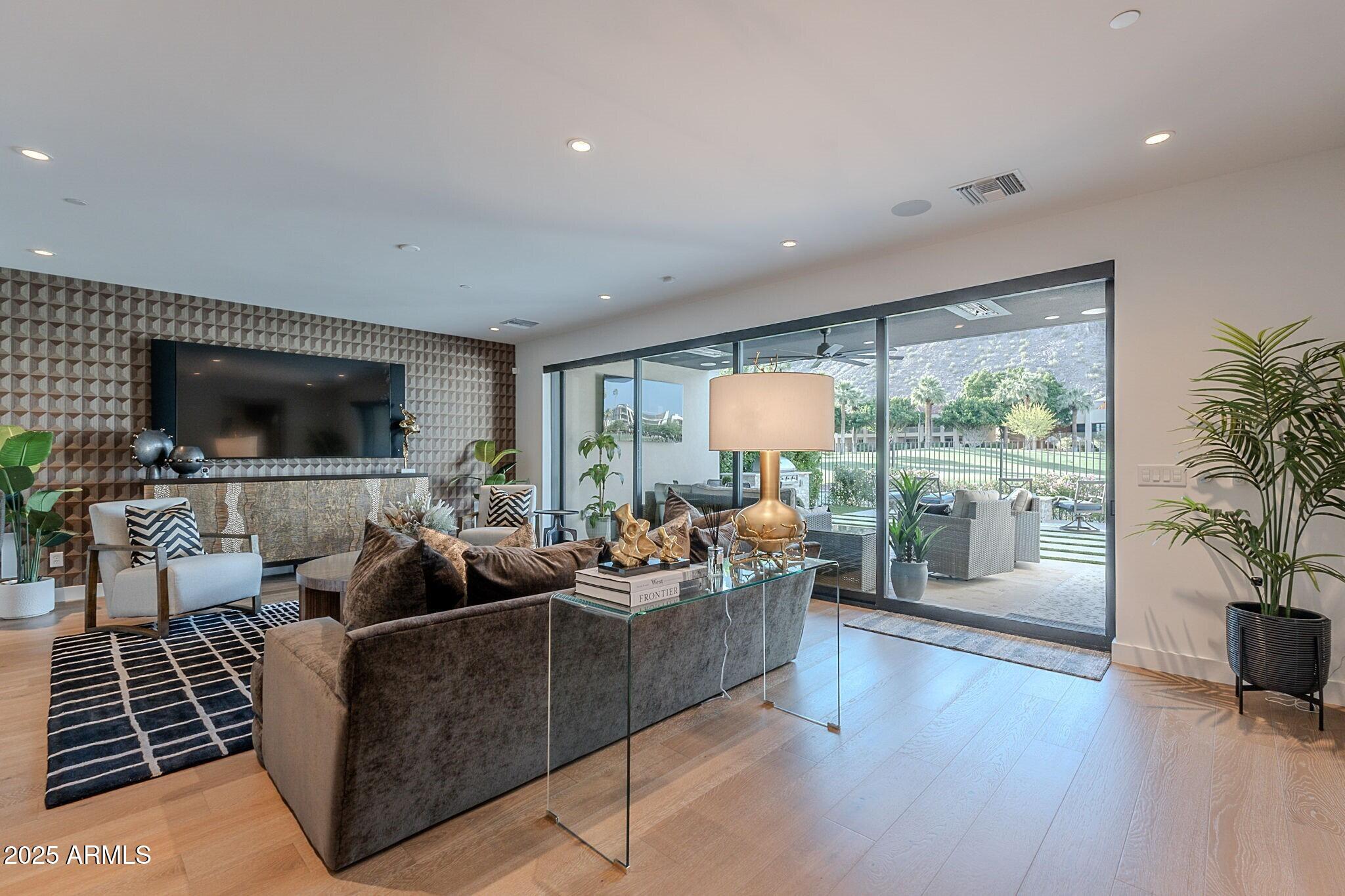 PHOENICIAN - Residential