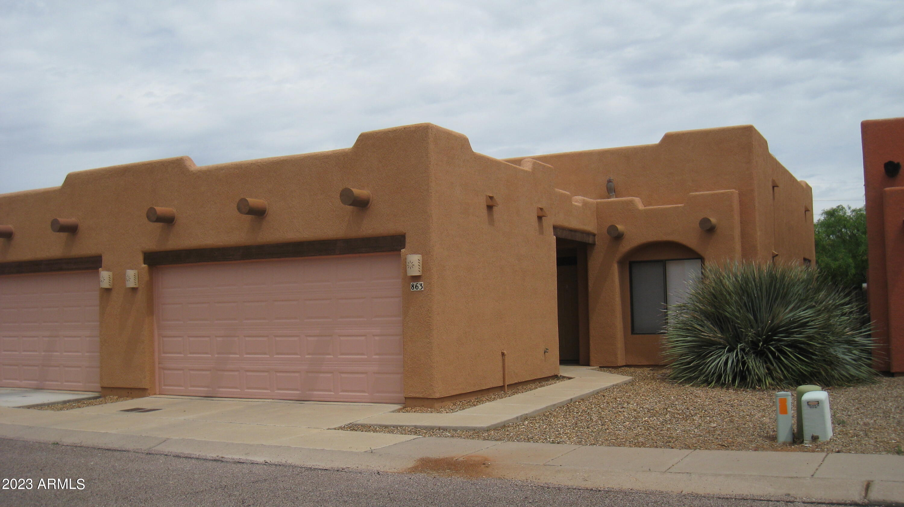 Nice 2 bedroom, 2 bath, home near Ft Huachuca. Central location. Tile flooring in living areas and bathrooms, carpet in bedrooms. Two car garage.