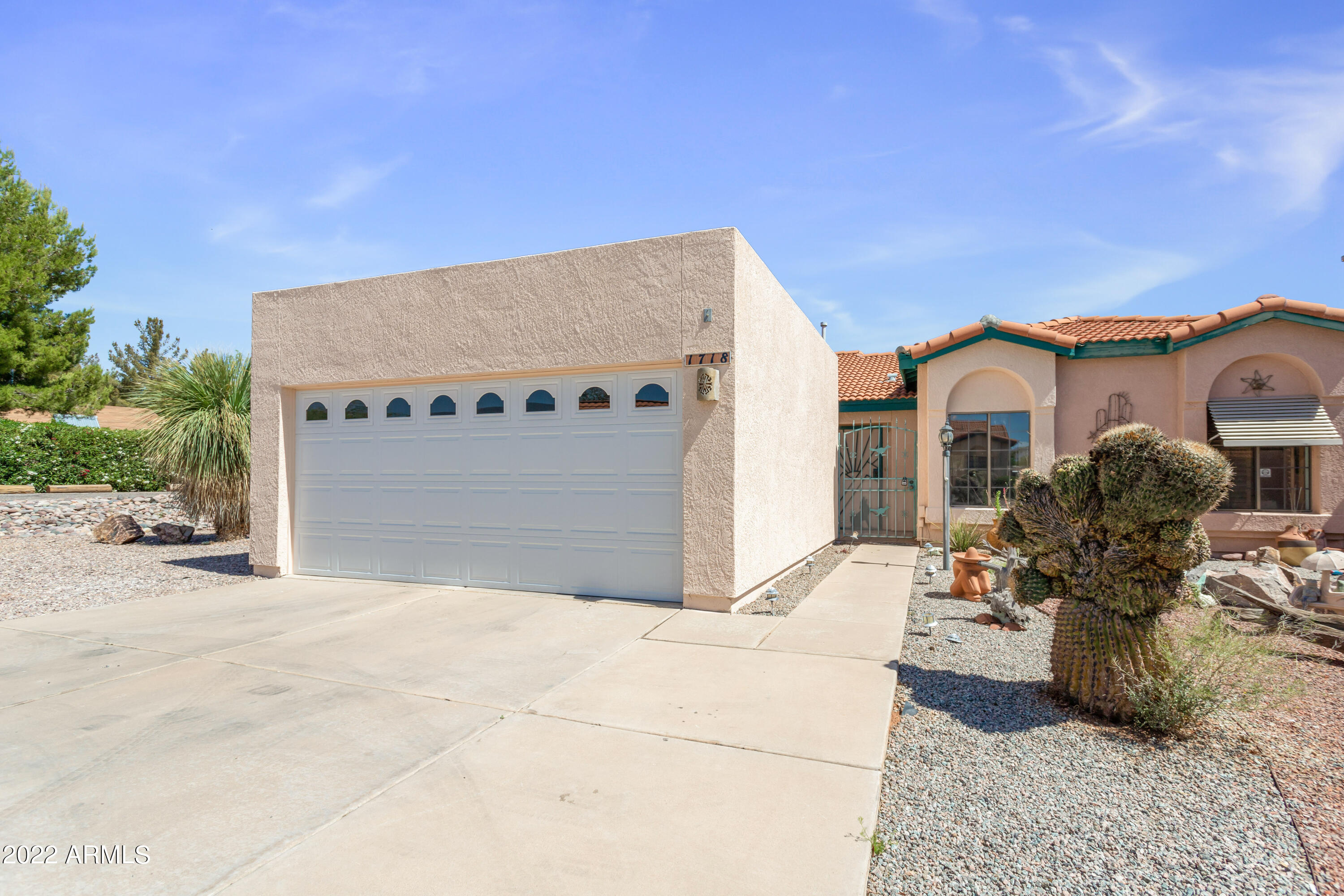 Great end unit townhome close to everything in town. This 3 bed 2 bath home has great space and nice back patio to enjoy. The front courtyard leads you to the detached 2 car garage giving extra privacy. NO HOA, this would make a great home or investment property. Call today for your private showing.
BACK on the Market at no fault of the seller! Buyers contingencies fell through.