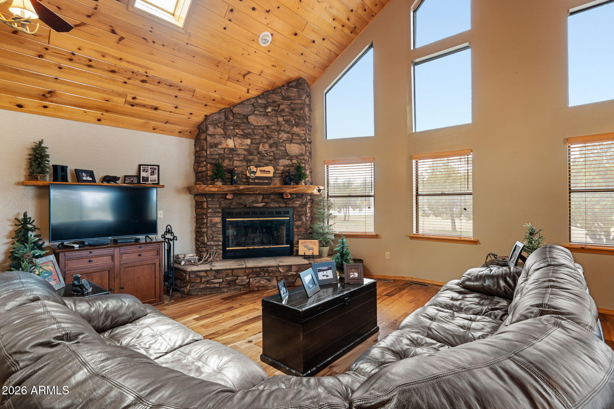 Custom Cabin on 3.505 acres - Residential