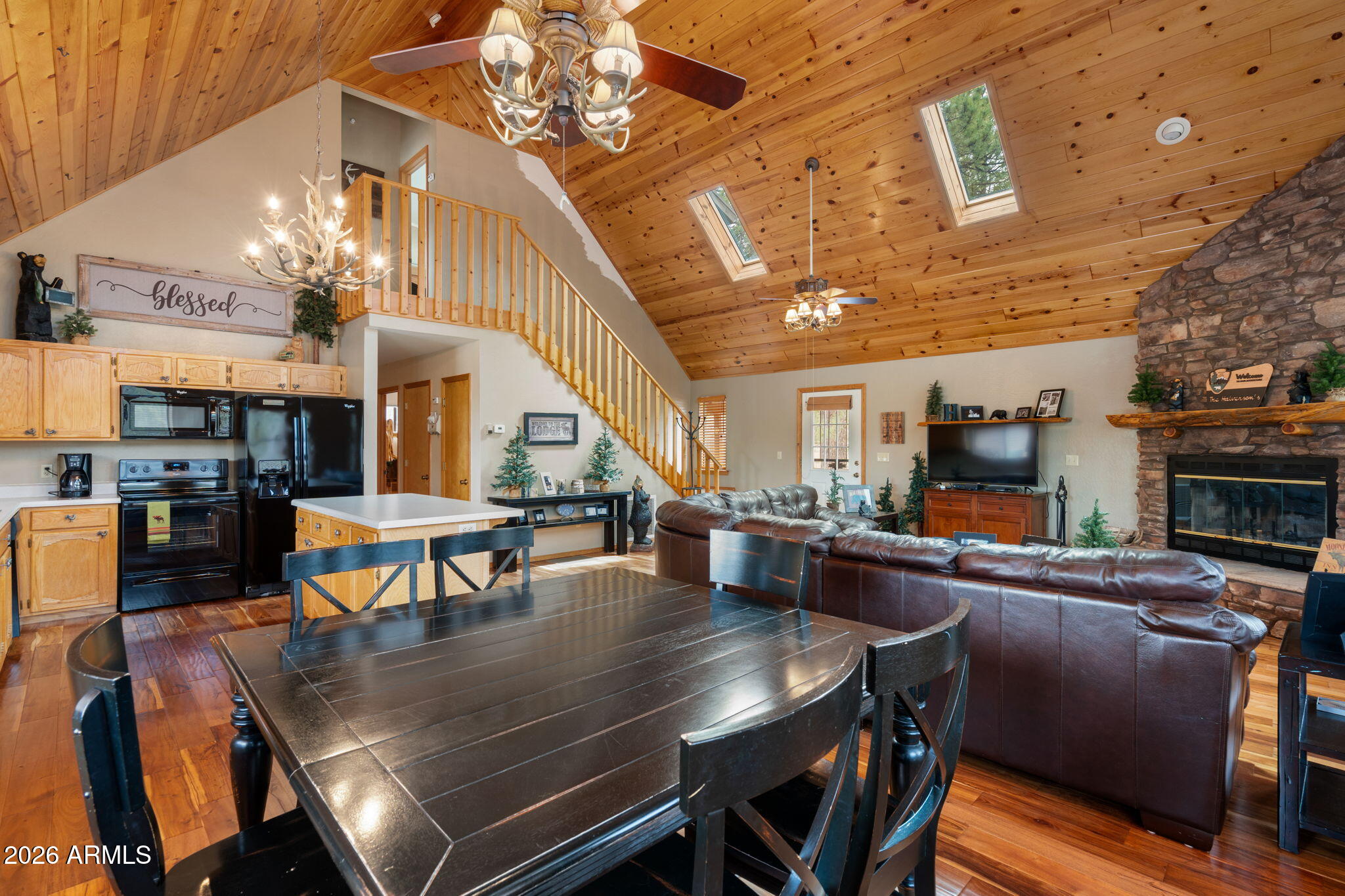 Custom Cabin on 3.505 acres - Residential