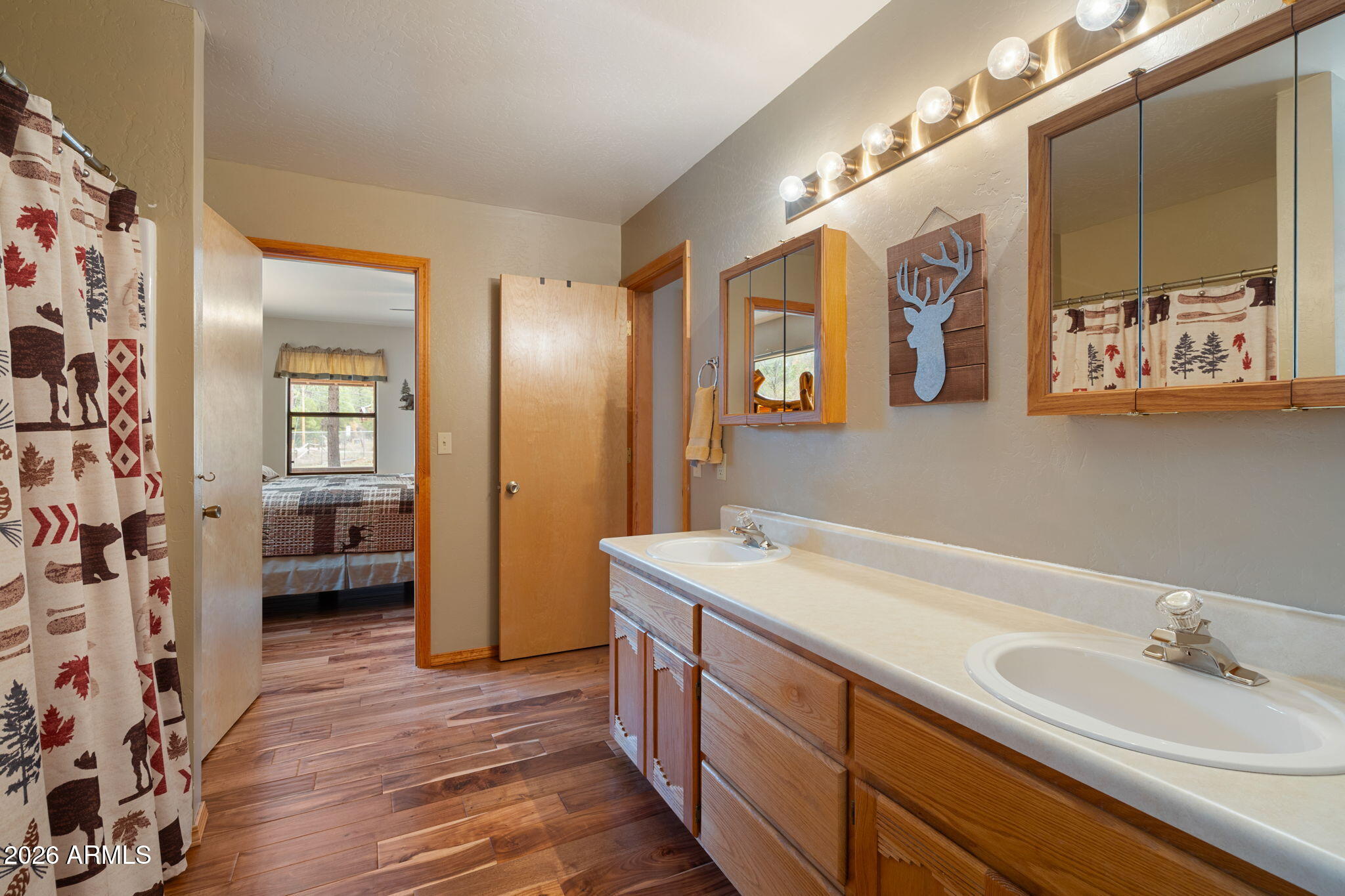 Custom Cabin on 3.505 acres - Residential