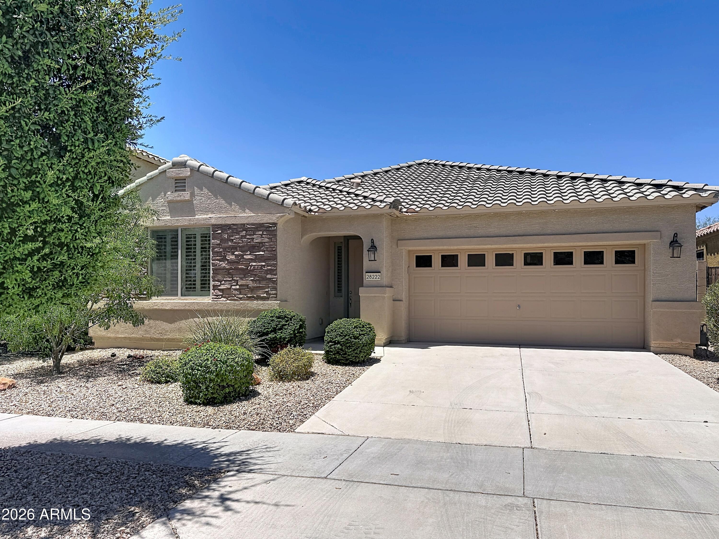 This is a wonderful Rental to call 'HOME'. This 3 bedroom, + Office/Den is very spacious. Located just off of Tatum Blvd. adjacent to a Public Park. The home has a large Eat-in Kitchen
and a large Family Room. The Master Bedroom is large with adjacent master bath and walk in closet. The Master Bath has a separate Tub and Shower + Dual vanity.