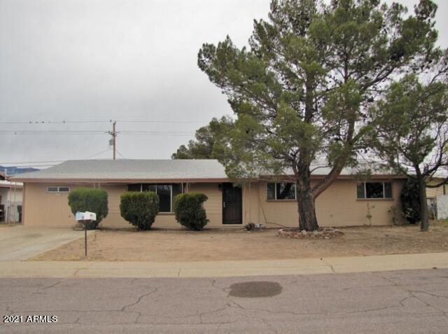 This 6BR/4BA, 1940 sq.ft. home/576 sq.ft. guest home is centrally located in Sierra Vista, AZ minutes from Ft. Huachuca, schools and shopping. The home has two living areas and a separate addition that includes a master bedroom and master en suite. The home also features central A/C, a pellet stove, solar panels ,and lots of access points to the exterior.   The guest house could be used as an income property.  Call today.
