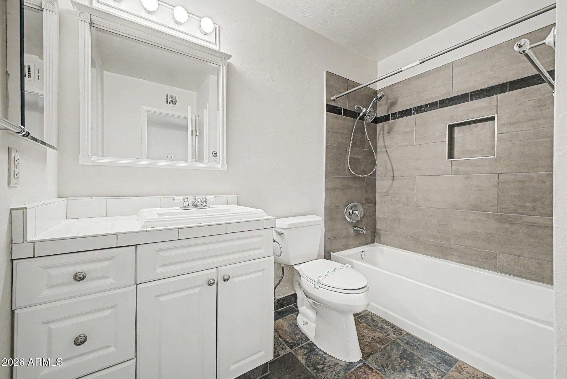 SCOTTSDALE ESTATES - Residential Lease