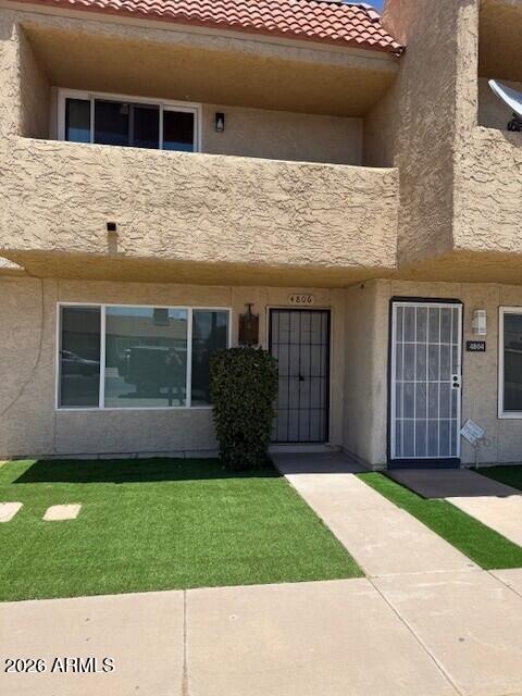***MOTIVATED SELLER***BRING IN YOUR OFFERS!!! Fully Remodeled & Move-In ready in the heart of Glendale! This stunning townhome has been thoughtfully updated from top to bottom with modern finishes and designer touches throughout. Step inside to a well-designed layout featuring new windows, flooring, fresh paint, updated lighting, and a beautifully renovated kitchen with quartz countertops, shaker cabinetry & stainless-steel appliances. Both bathrooms have been completely upgraded with stylish tile surrounds, new vanities, and contemporary fixtures. You'll also have easy access to Rose Lane Park & Aquatic Center directly across the street, perfect for outdoor recreation, fitness, family fun, and year-round enjoyment.  This home combines comfort, convenience, and modern style in one.